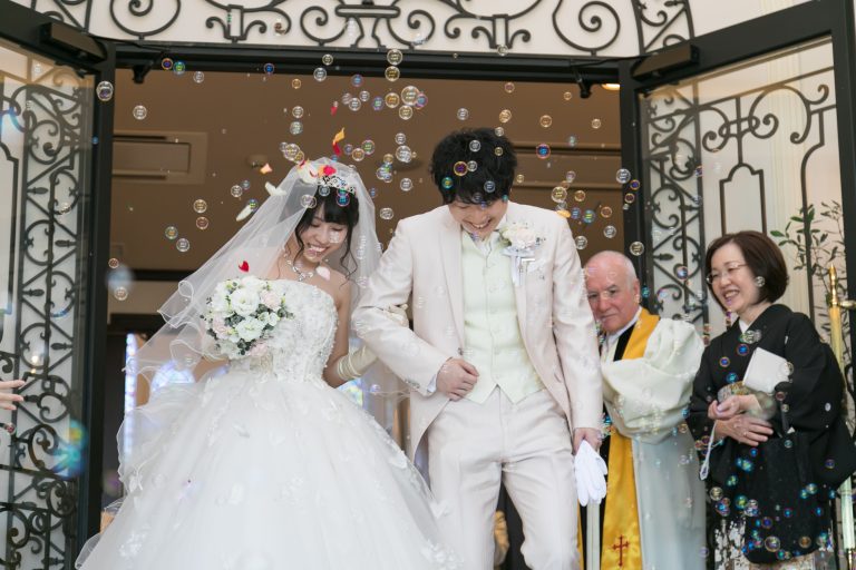 バブルシャワー　ウェディング　シャボン玉 知らないと後悔！結婚式バブルシャワー演出をする注意点とシミに